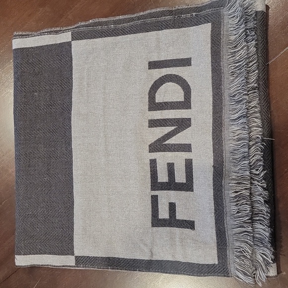 Authentic Fendi wool scarf - Picture 3 of 10